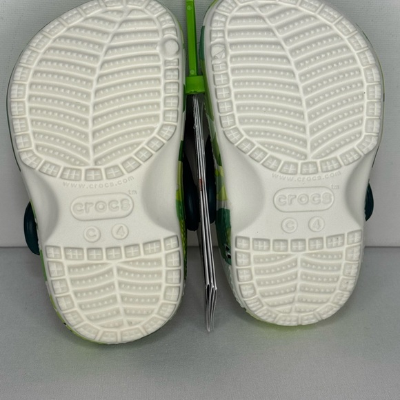 CROCS Toddlers’ Green and White Camo Slippers - Picture 2 of 10